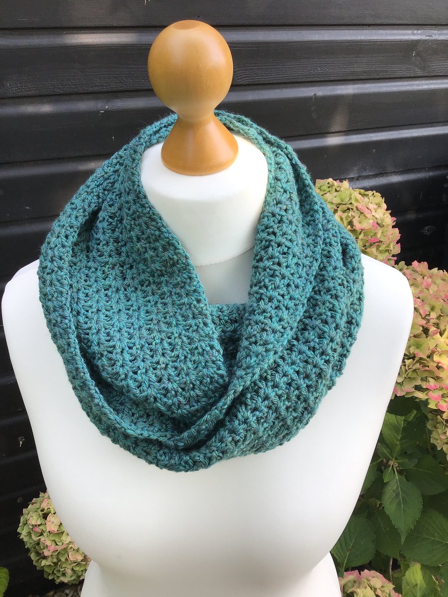 Infinity scarf in acrylic & Merino wool colour sea green