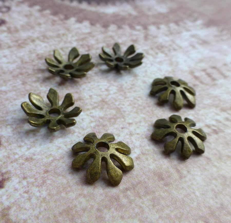 Pack of 30 – Antique Bronze 8 Petal Bead Caps