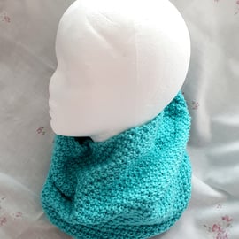 Turquoise hand-knitted cowl