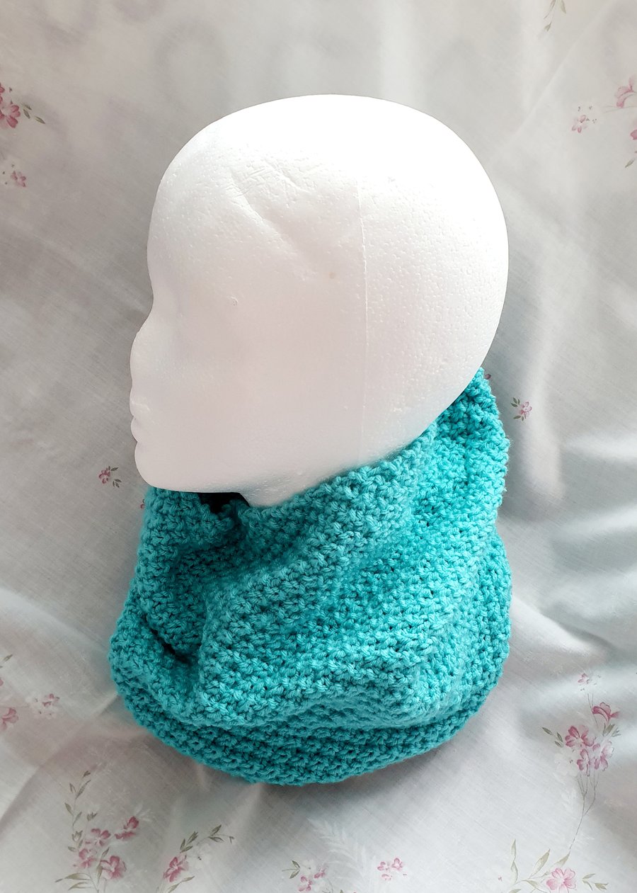 Turquoise hand-knitted cowl