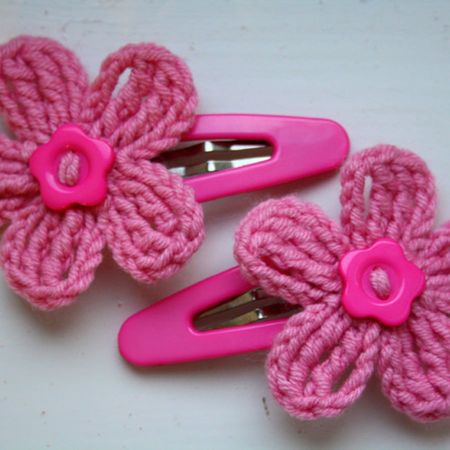 A pair of hair clips with crochet flowers PINK lilly, green frog