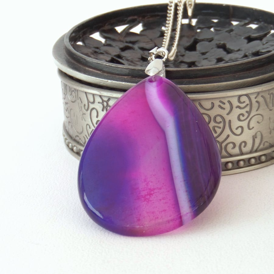 Purple& pink banded agate pendant necklace