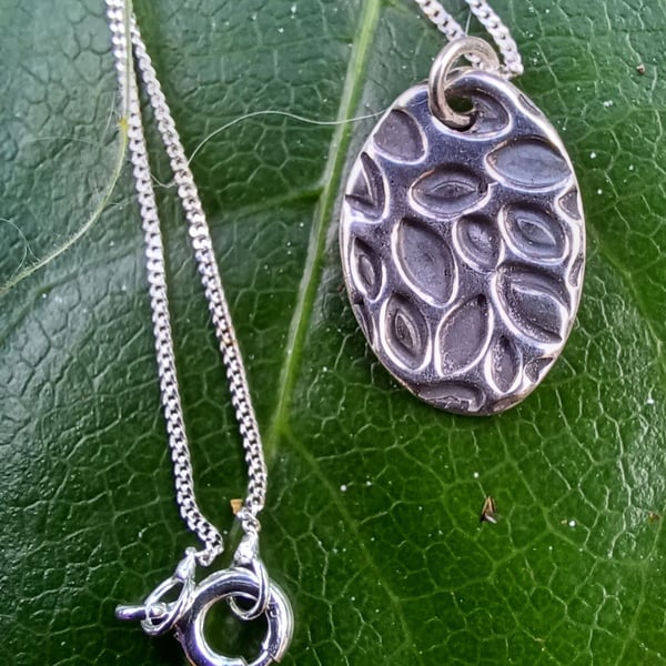 Oval leaf pendant