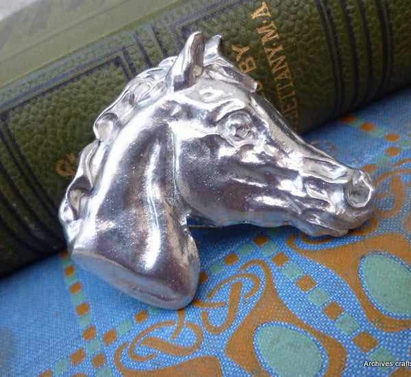 Horse brooch pin. Silver horses head pin made from pewter.