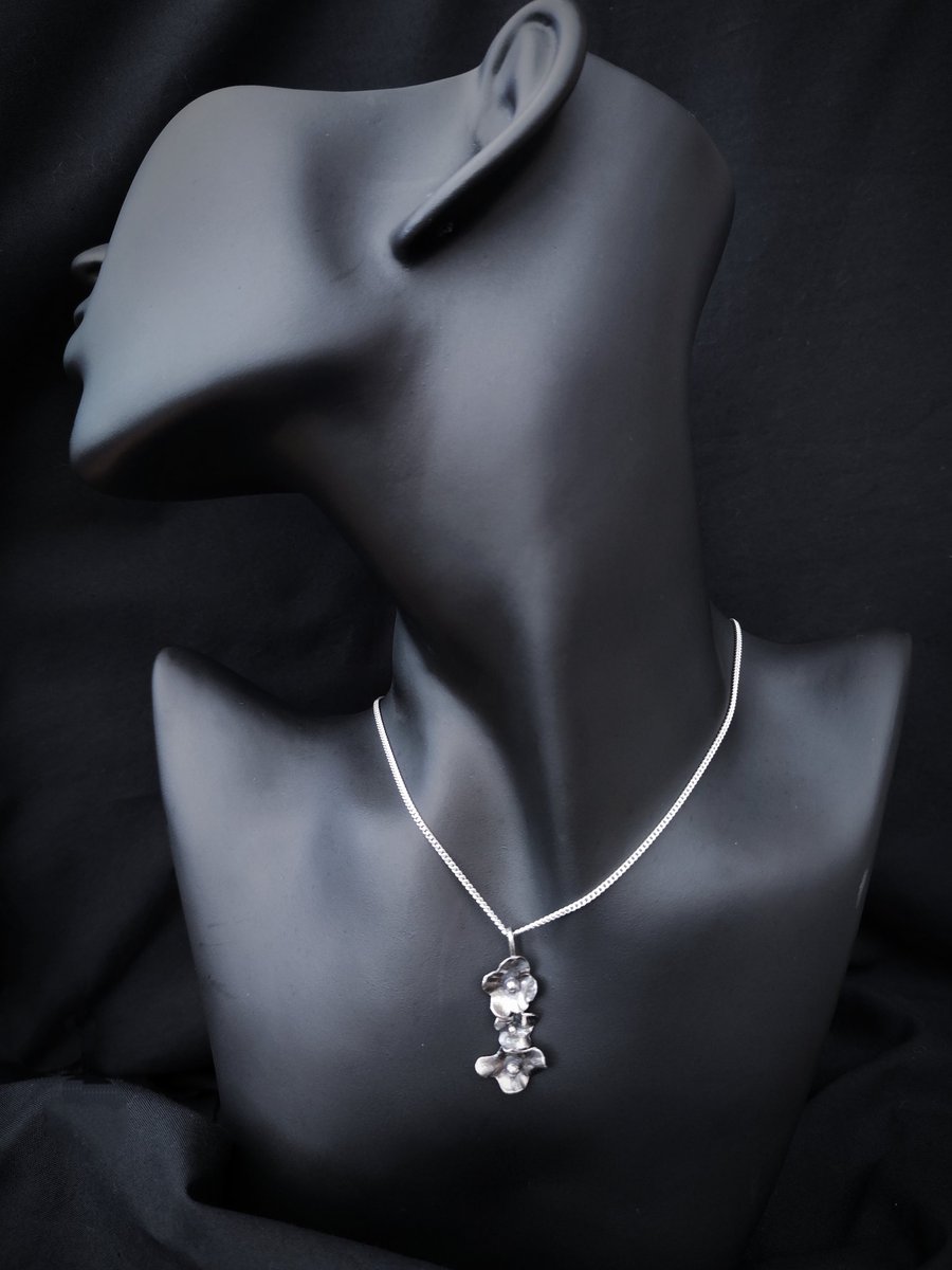 Beautiful floral sterling silver pendant