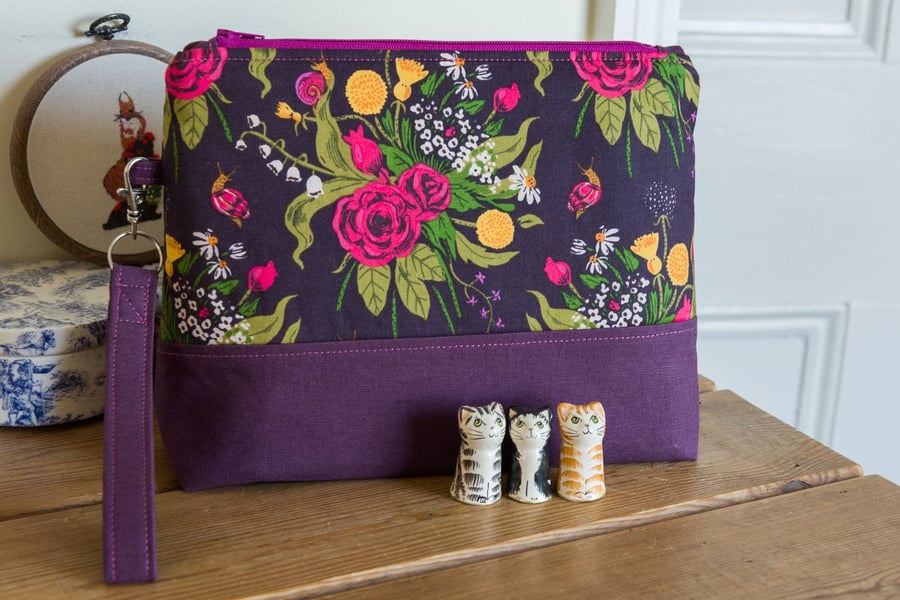 Project bag - a generously sized zipped pouch with detachable wristlet