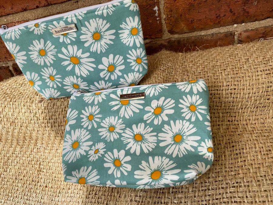 Daisy Print Zip Pouch