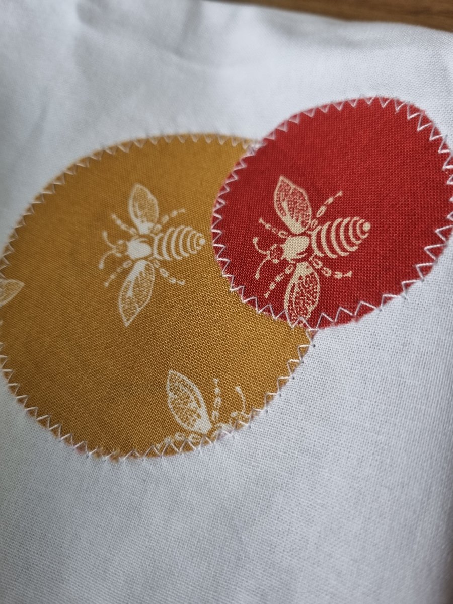 Pattern, Fabric, crafting weights. Set of 6 with storage bag. Red & Ochre bees.