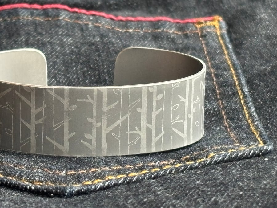 Woodland pattern aluminium cuff grey
