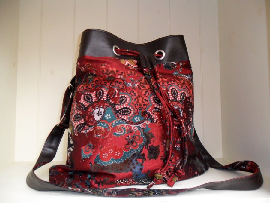 Shoulder bag in red flocked taffeta