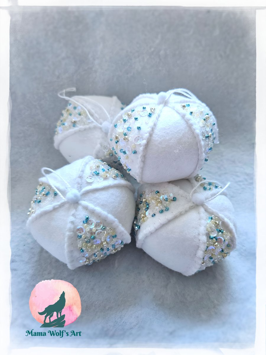 White Beaded Christmas Baubles (for one bauble)