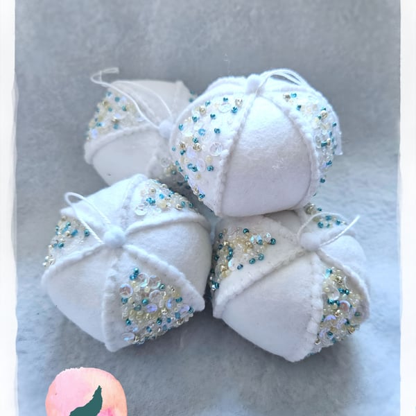 White Beaded Christmas Baubles (for one bauble)