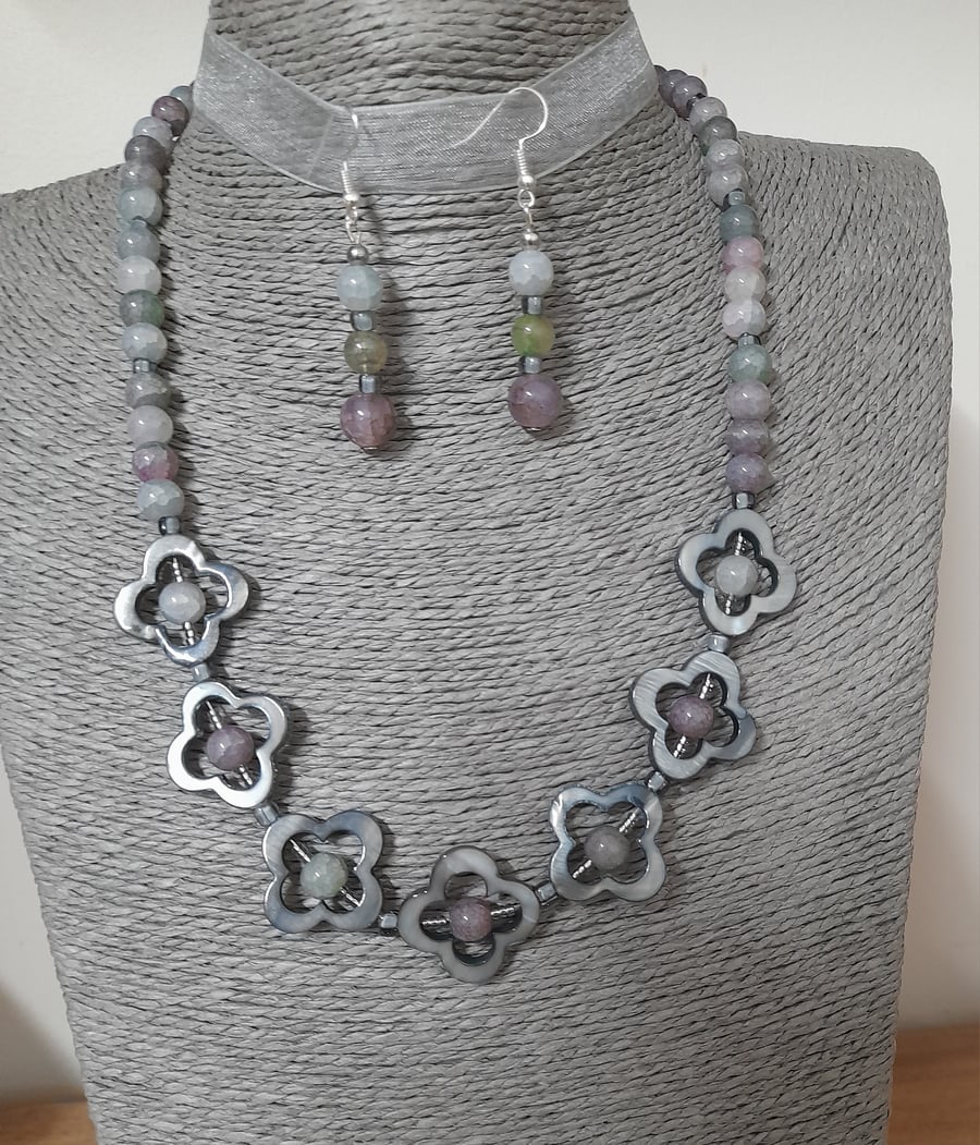 NATURAL SHELL AND SEMI PRECIOUS BEAD NECKLACE AND FREE EARRING SET.