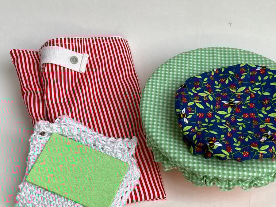 Sustainable kitchen gift set. Five items in red, blue and green
