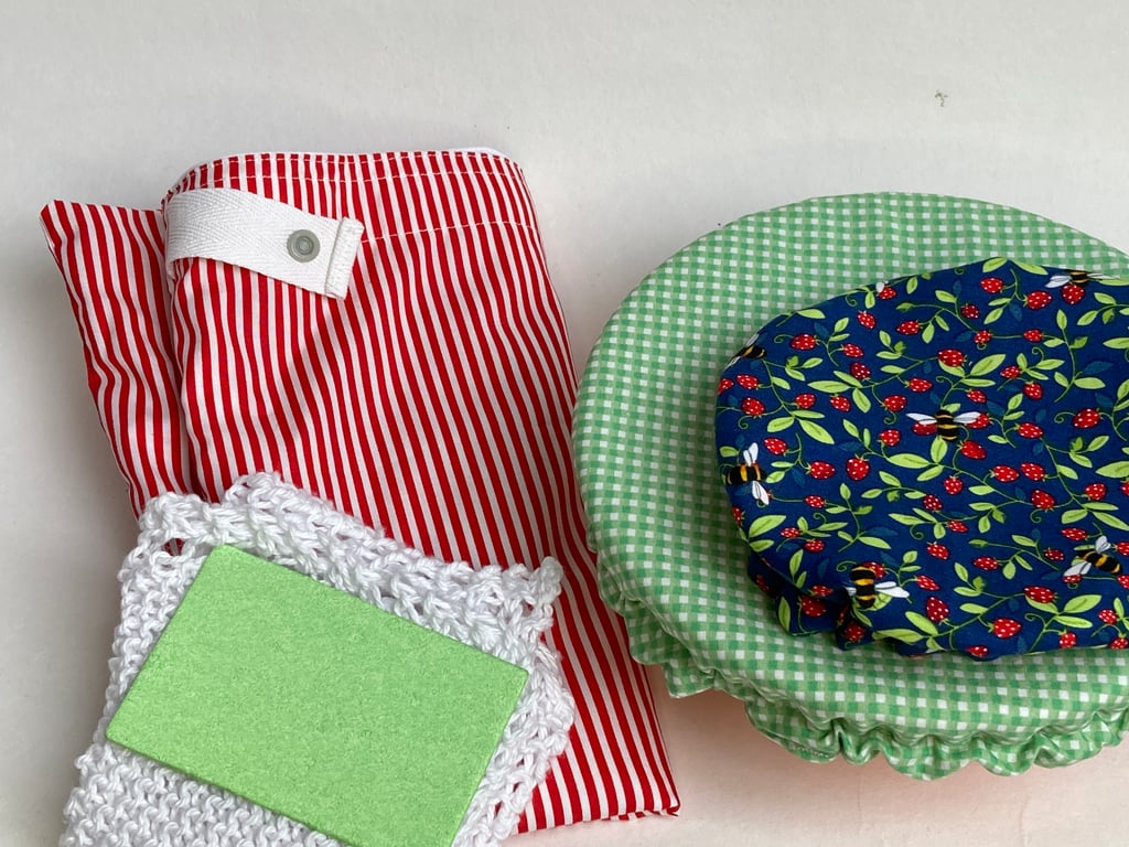 Sustainable kitchen gift set. Five items in red, blue and green