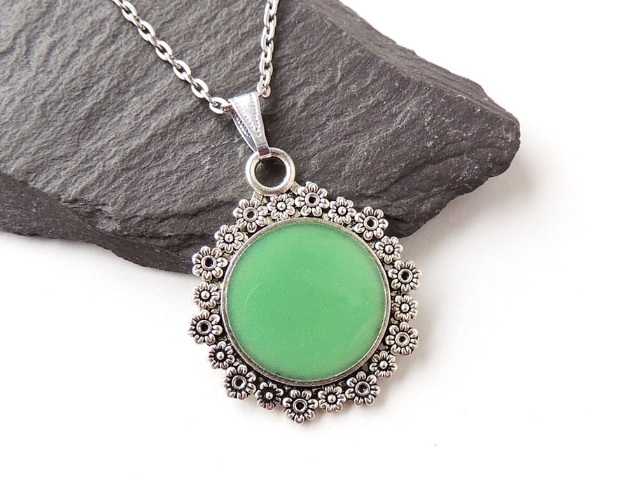 Green Pendant Necklace, 18" Chain  1954a