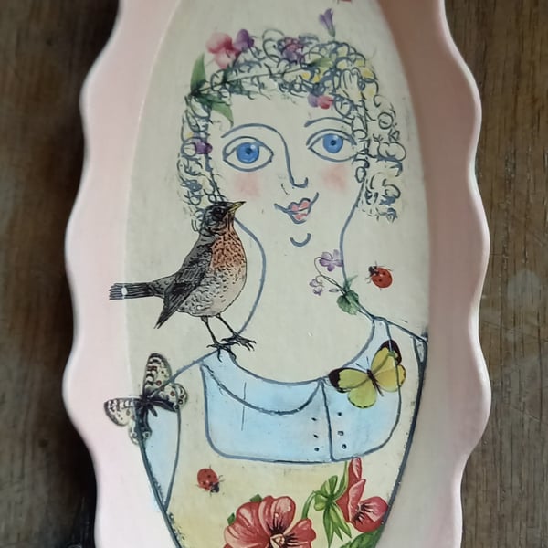 Figurative shallow dish. 