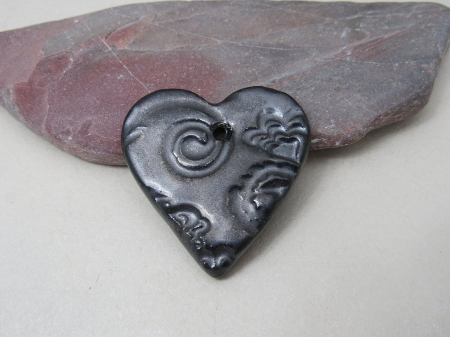 Medium Metallic Brocade Texture Heart Shaped Ceramic Pendant