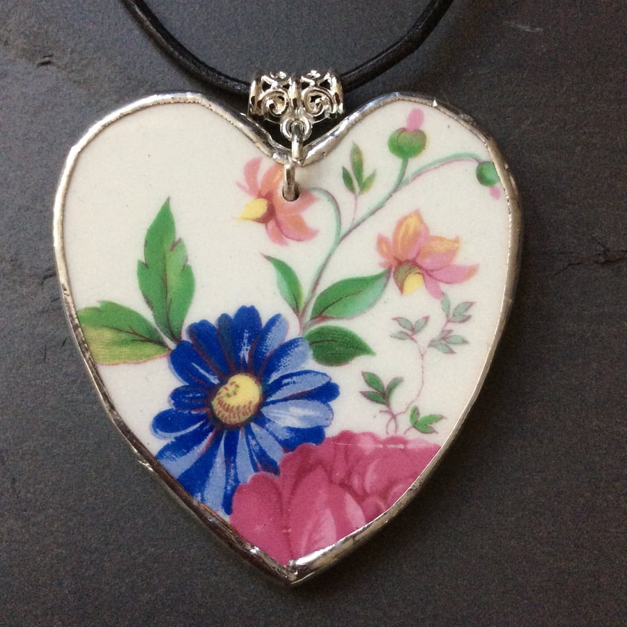 Recycled china heart pendant  (0563)