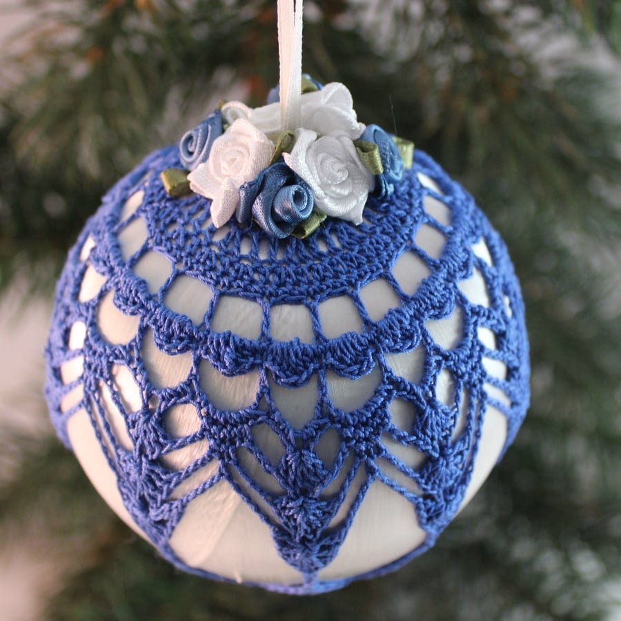 Christmas bauble blue and white vintage style, V4