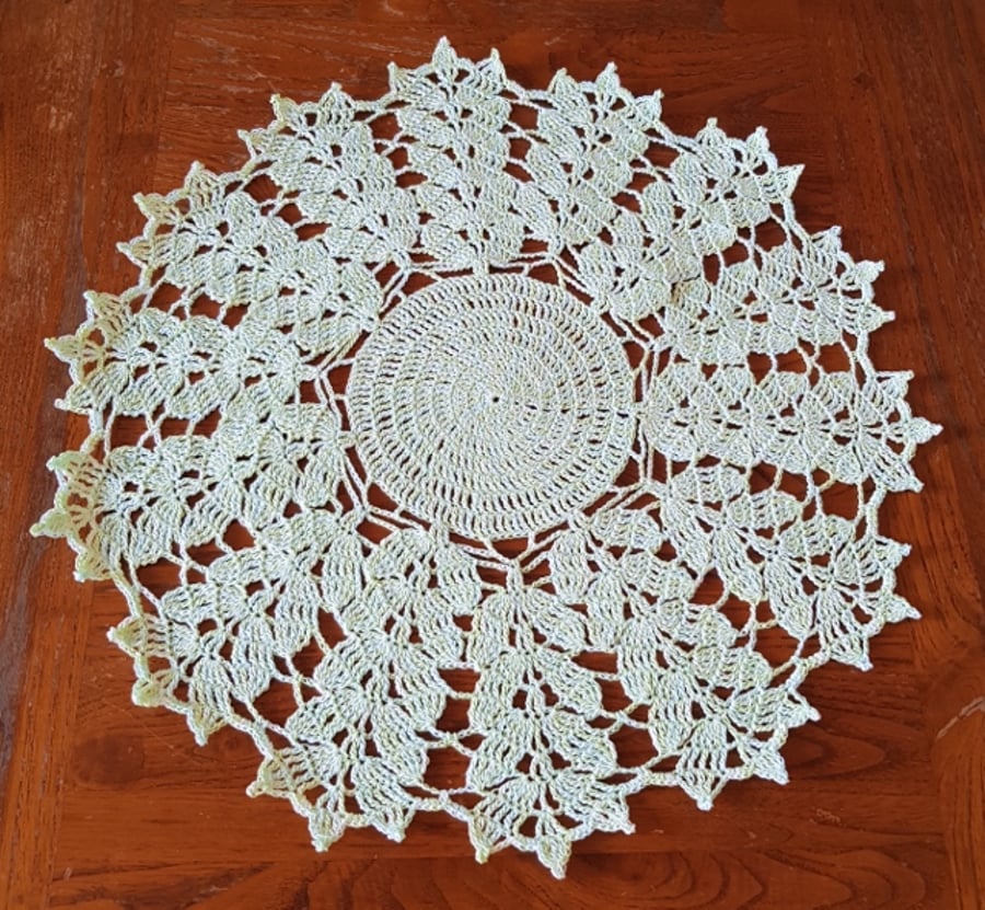 MULTI-GREEN LEAF PATTERN CENTREPIECE - 37cm ACROSS WITH LOVELY SHADES OF GREEN