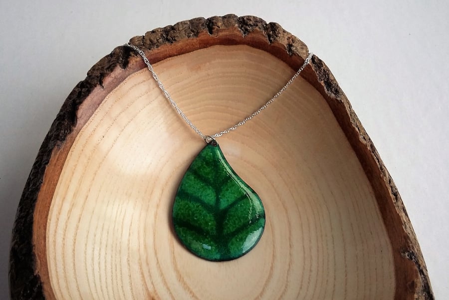 Enamelled leaf pendant in green  001