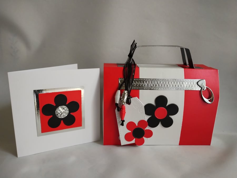 Groovy Retro 1960s Inspired Daisy Red and White Handbag Style Gift Box & Card 