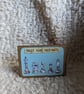 Small inspirational card 'trust your instincts' - Image 1