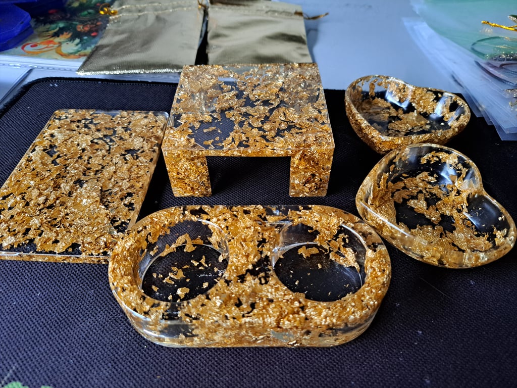 Handmade Resin Decor Set – Heart Bowls, Tea Light Holder, Tray & Stand – Gold