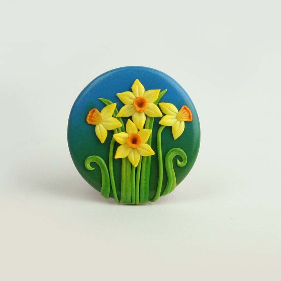 Daffodil Brooch, round