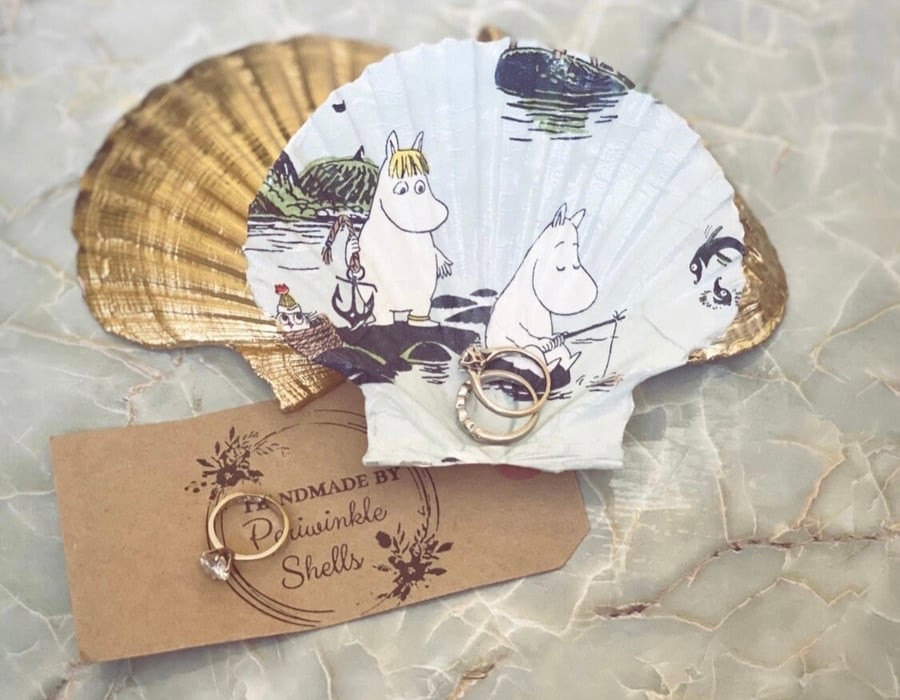 Fishing Moomin scallop design with gold leaf back 