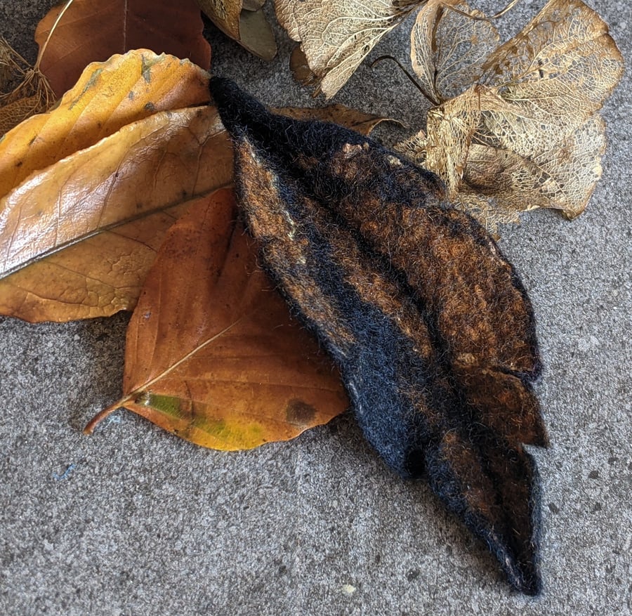 Felted leaf brooch : shades of brown