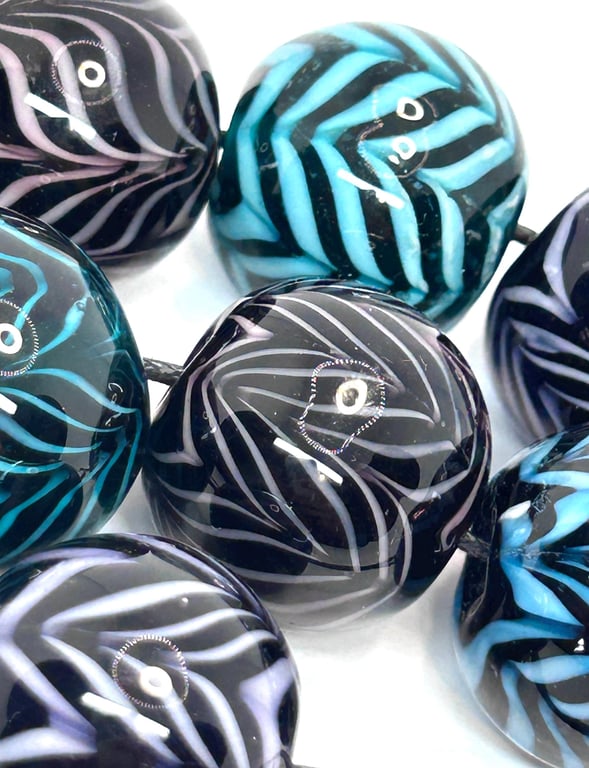 Handmade zigzag patterned lamp work glass beads