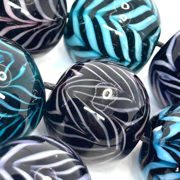 Handmade zigzag patterned lamp work glass beads