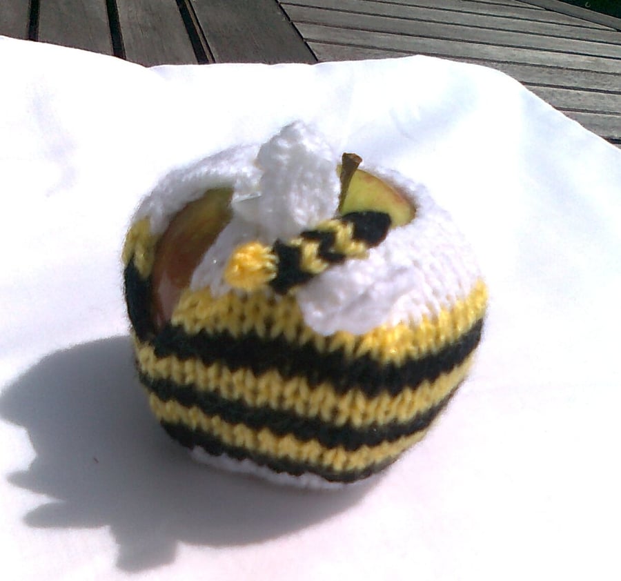 Apple Cosy - Buzzy Bee Design