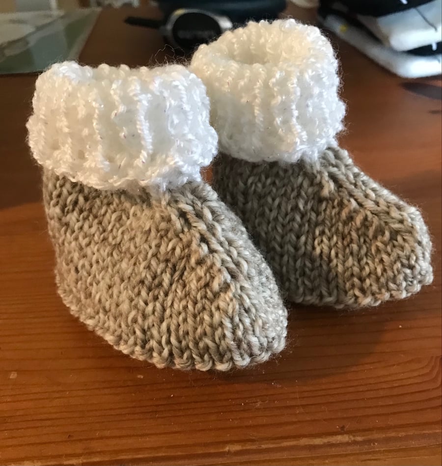 Baby hug boots sales free knitting pattern