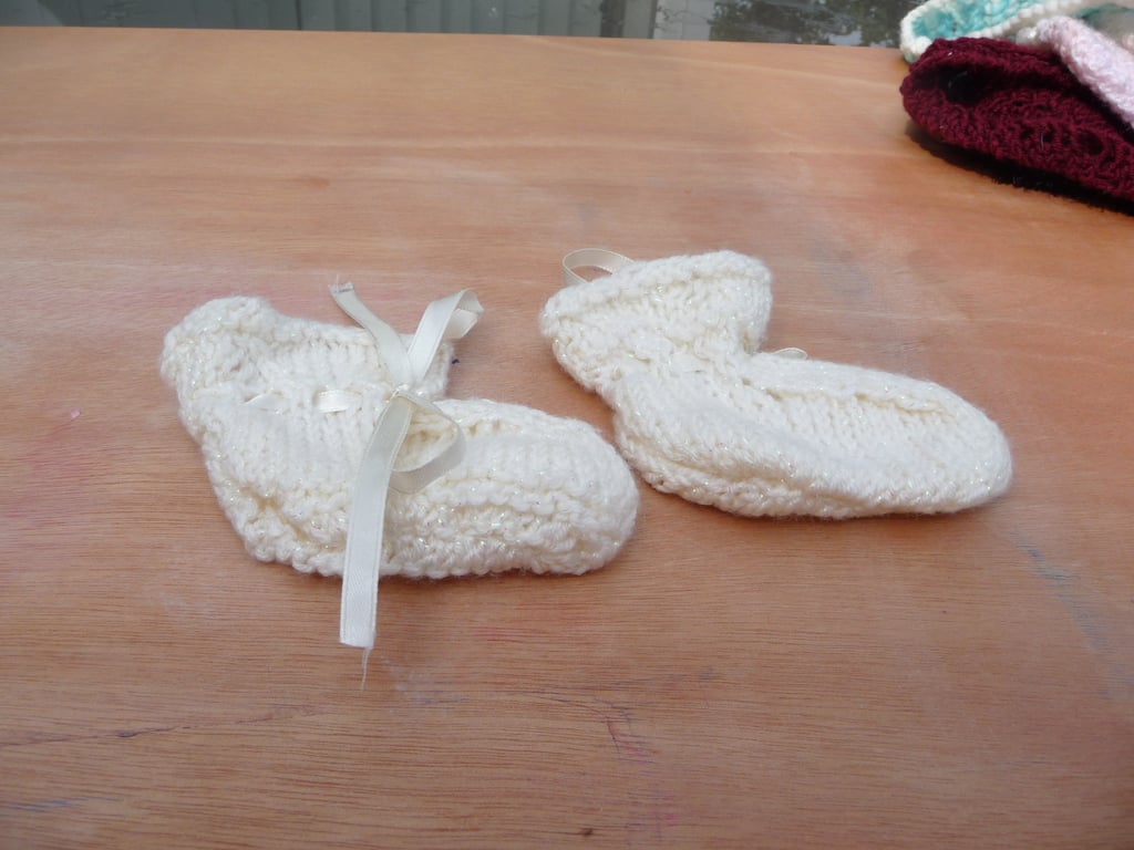 cream hand knitted booties 0-3 months