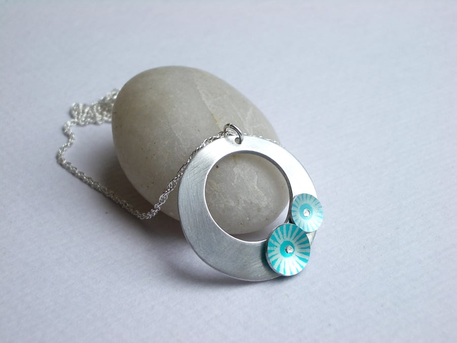 Silver coloured aluminium disc pendant necklace with blue circles