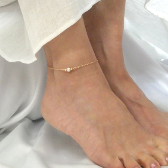 Gold freshwater pearl ankle bracelet