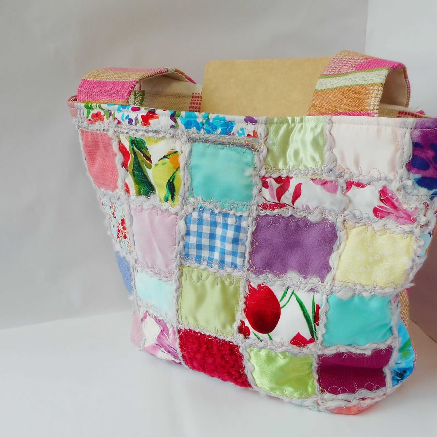 Patchwork fabric shoulder bag with zip fastening