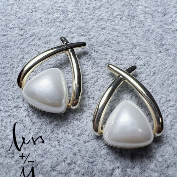 Triangle pearl earring 