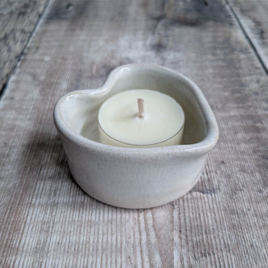 Perfectly imperfect Ceramic heart tealight, white (tiny crack)