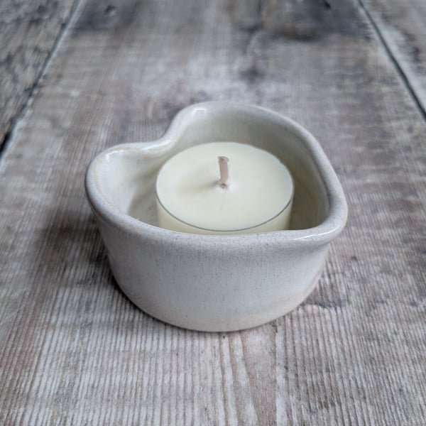 Perfectly imperfect Ceramic heart tealight, white (tiny crack)
