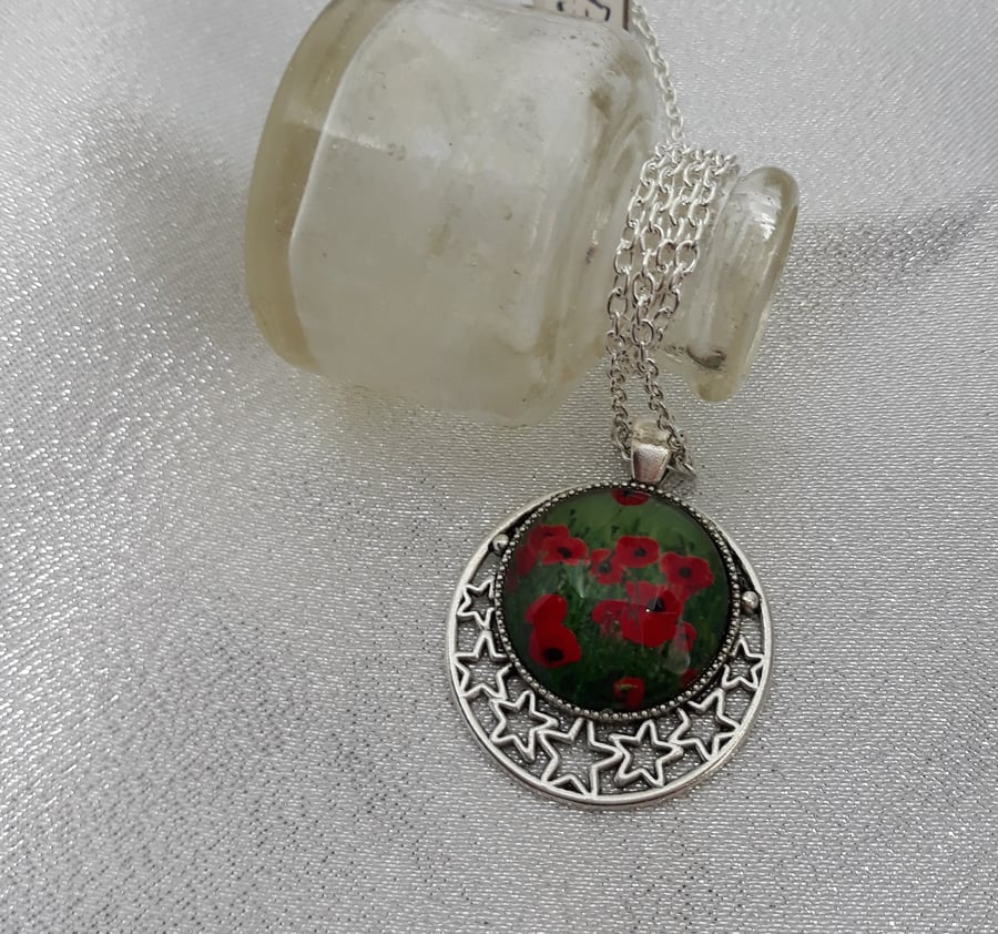 NL270 Poppy pendant with chain.