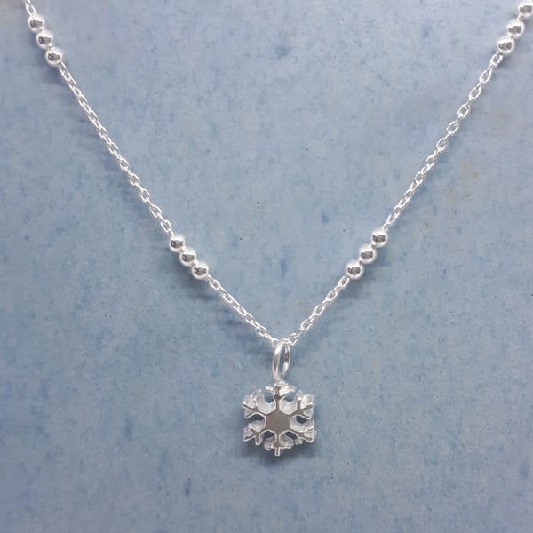 Silver snowflake pendant 1 with satellite chain