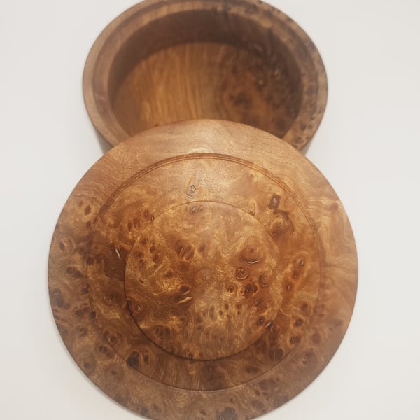 Lidded box in Elm Burr