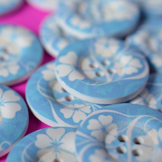 30mm Wooden Blue & White Floral Buttons Large Flower Button (RLG4)