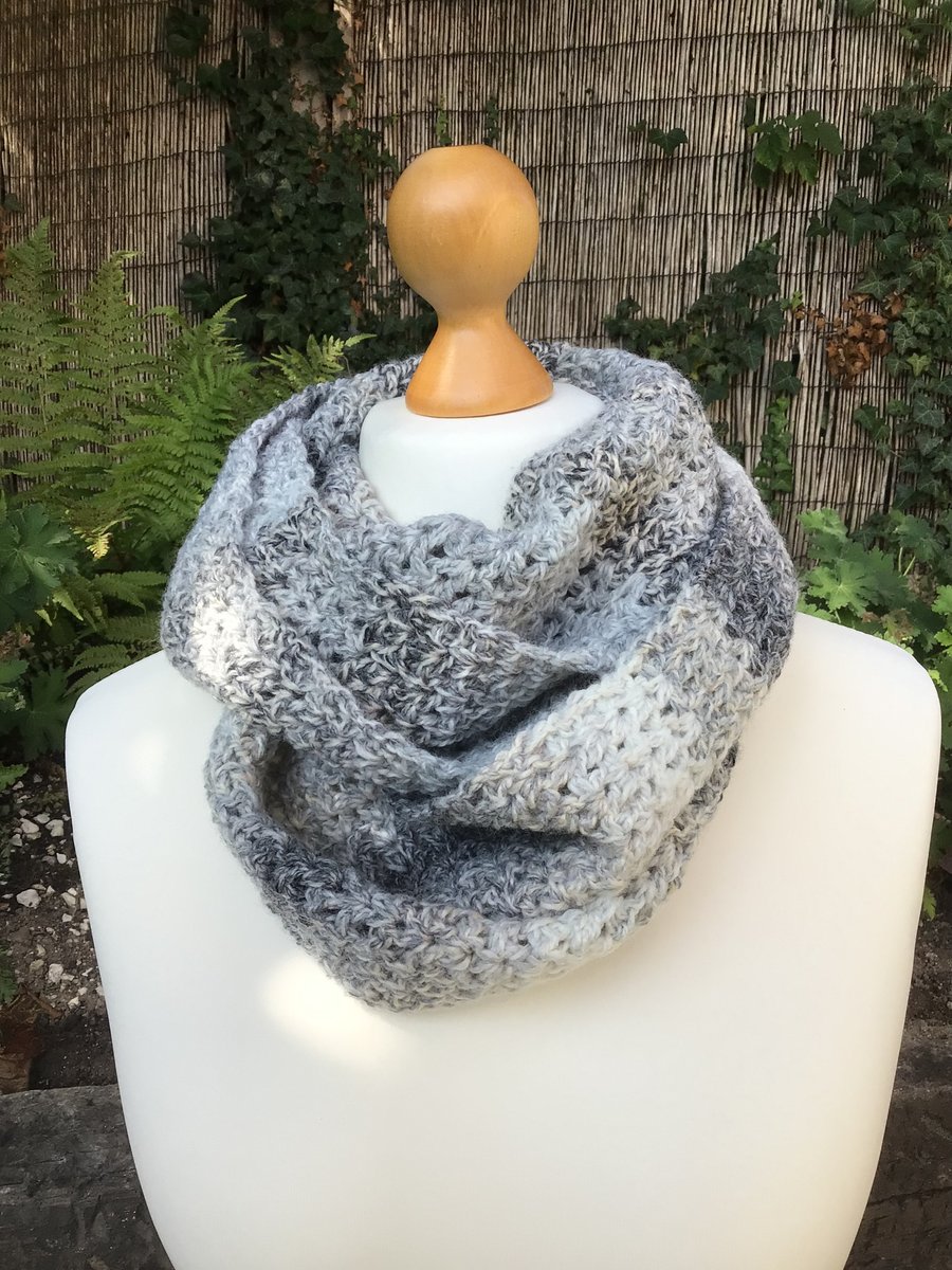 Infinity scarf in acrylic, colour Light Grey Marble