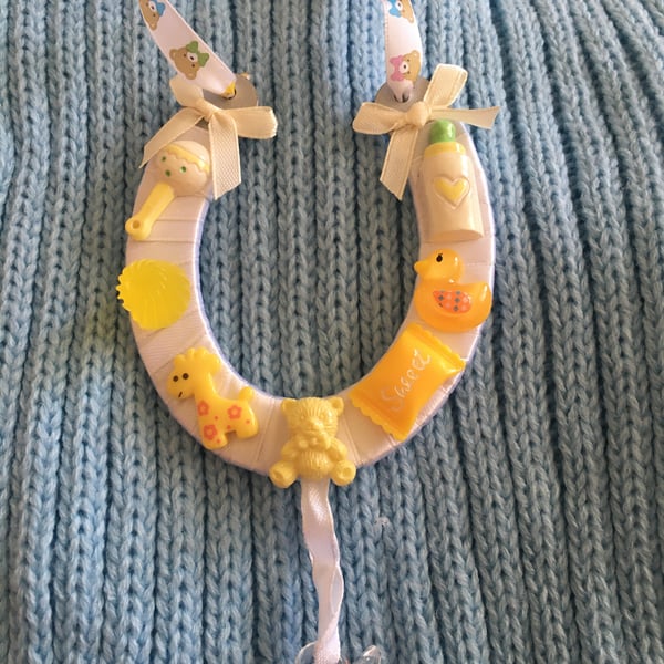 10cm mdf lucky yellow and white horseshoe 
