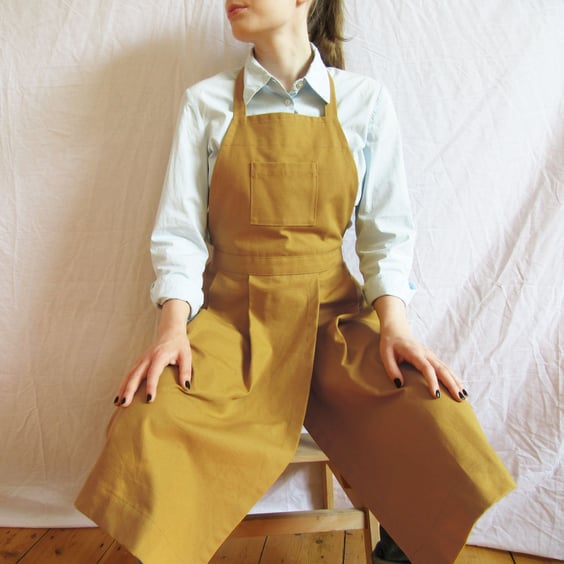 Potters apron, canvas pleated pinafore, split leg, 3 pockets. Ochre No14:2